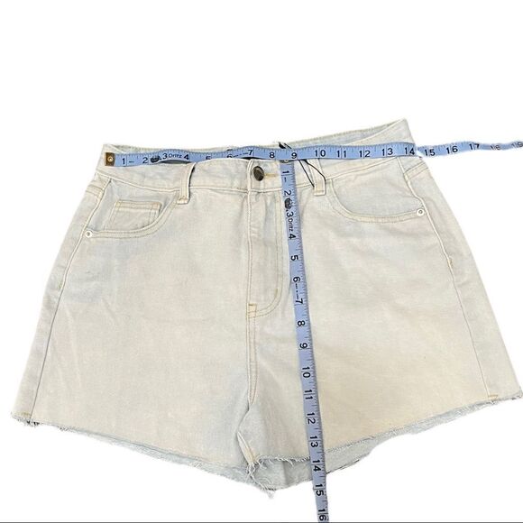 PrettyLittleThing Bleach Wash Raw Hem Hot Pants - Picture 2 of 8